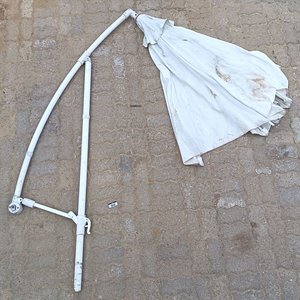 Sombrilla lateral de pie brazo curvo soporte principal sin base / Sombrilla tradicional de eje central con mástil de madera – Las Dos con Detalles - imagen 3