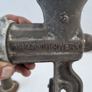 Antigua Máquina de Picar Carne Alexanderwerk con Embudo para Embutir - imagen 4