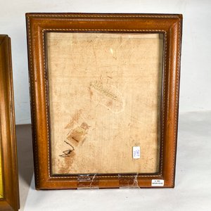 Lote de 4 piezas: Radio antigua con funda, marco portarretrato y dos láminas decorativas - imagen 6