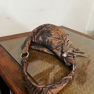 Cartera Blaque Argentino Cuero Marrón con Flecos y Pompón - imagen 3