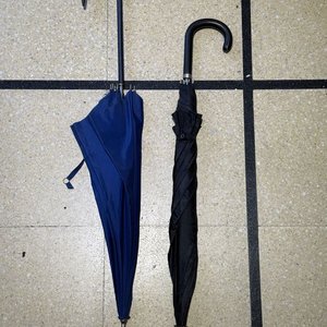 Dos Paraguas Clásicos: Azul y Negro con Mango Curvo - imagen 6