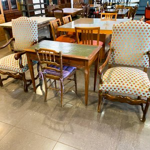 Lote anterior: Juego de Comedor Estilo Luis XV con Sillas Tapizadas y Escritorio