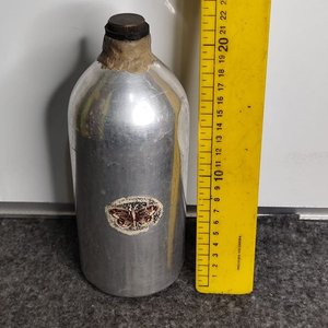 Lote siguiente: Porrón de Aluminio Sellado con Etiqueta y Tapa de Bronce
