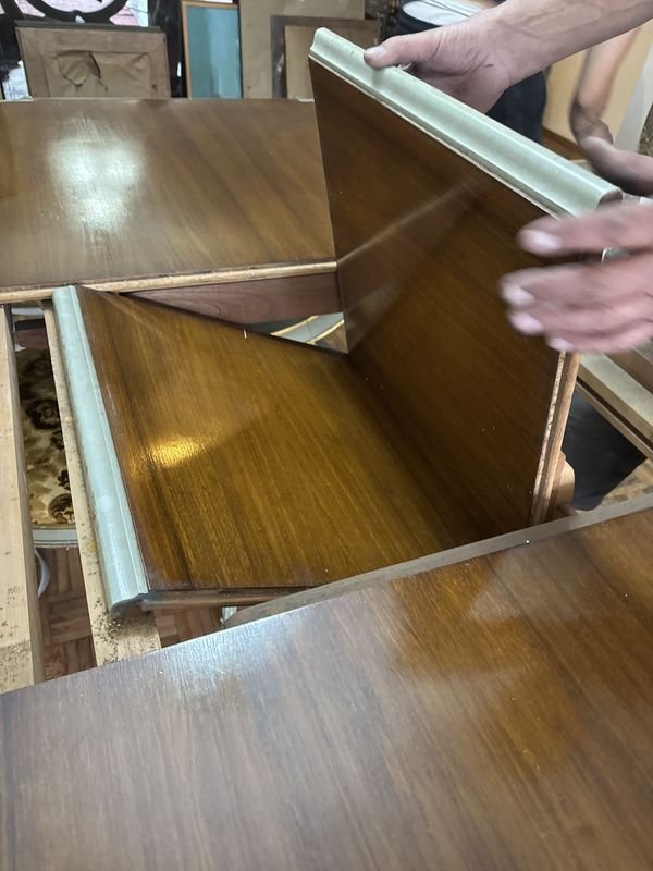 Excepcional juego de comedor estilo Francés con mesa extendible y 6 sillas tapizadas en Brocato - imagen 15