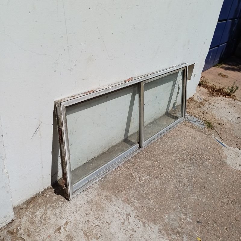 Ventana en carpintería de aluminio con paño fijo central y dos banderolas laterales - imagen 7