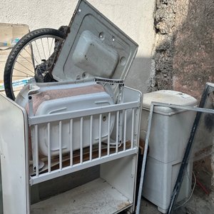 Lote siguiente: Cuna de bebé antigua y otros artículos