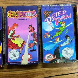 Lote siguiente: Lote de 4 VHS Clásicos Disney: Te Quiero Mickey, Cenicienta, Peter Pan y Blanca Nieves