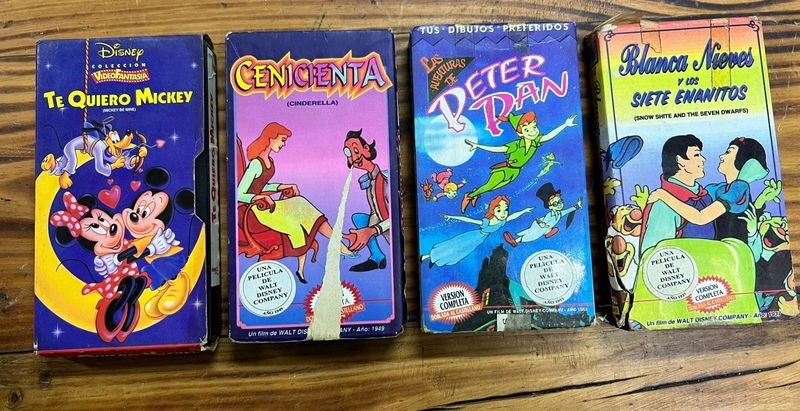 Lote de 4 VHS Clásicos Disney: Te Quiero Mickey, Cenicienta, Peter Pan y Blanca Nieves