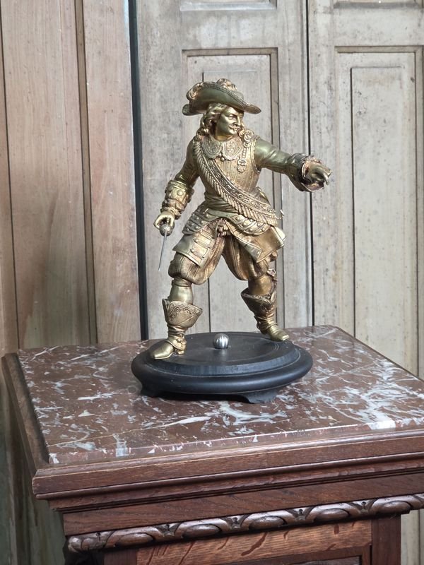 Figura de Mosquetero en Bronce con Base de Madera - 33cm - imagen 1