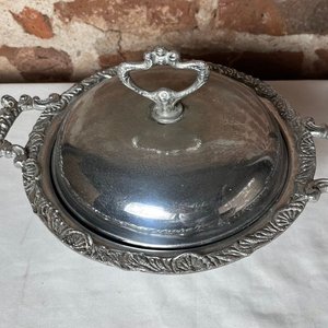 Guisera Antigua de Platina con Tapa Cincelada y Repujados - imagen 2