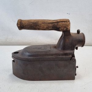 L 341 - 1 Pieza - Importante y antigua plancha a carbón en hierro fundido con mango de madera rústica, ideal para decoración (Medidas 22x10x21cm) - imagen 1