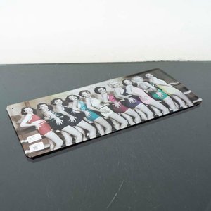 Lote siguiente: Chapa Decorativa Moderna con Figuras Femeninas en Traje de Baño