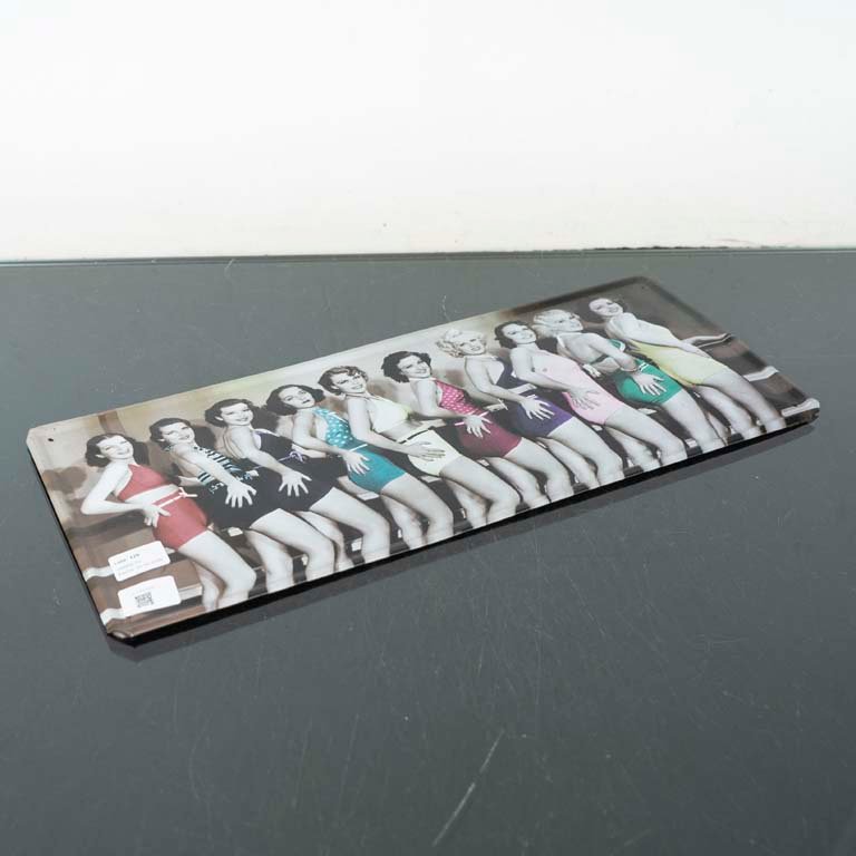 Chapa Decorativa Moderna con Figuras Femeninas en Traje de Baño