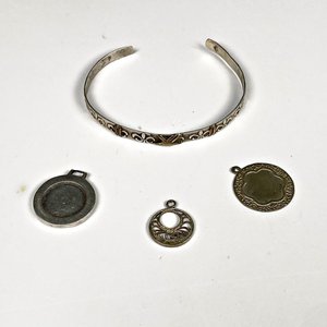 Pulsera y tres colgantes de metal y plata - imagen 2