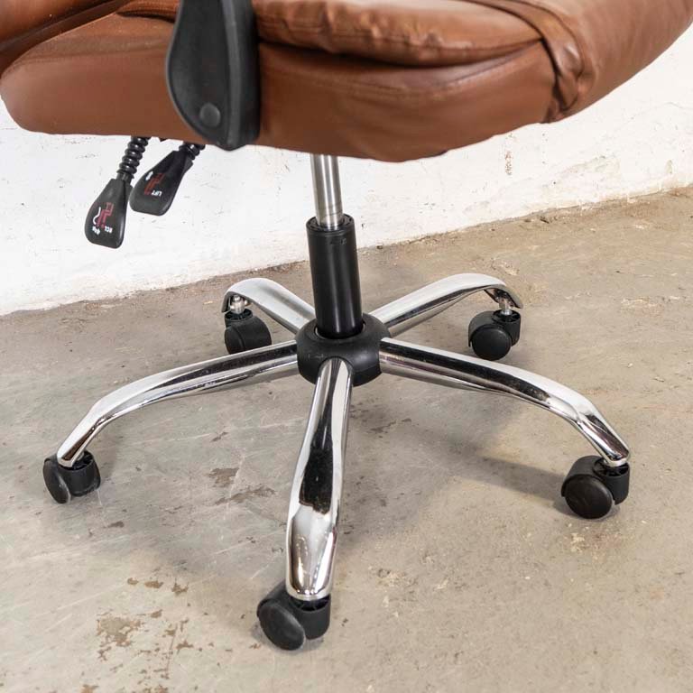 Sillón de oficina tapizado en cuerina marrón, giratorio y con altura regulable - imagen 3