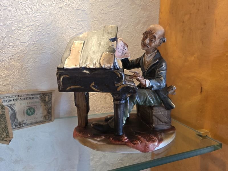 Lote siguiente: Figura de pianista en cerámica japonesa