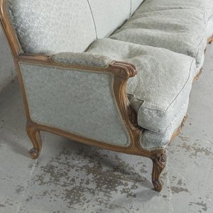 Sofá Francés de Tres Cuerpos Tapizado en Brocato Gris con Almohadones - imagen 3