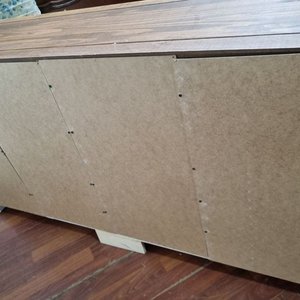 L 969 - Importante aparador o cómoda auxiliar en madera, con sobre de madera veteada en tono natural y estructura lacada en blanco, con herrajes de forja en negro (Medidas 148x44x76cm) - imagen 4