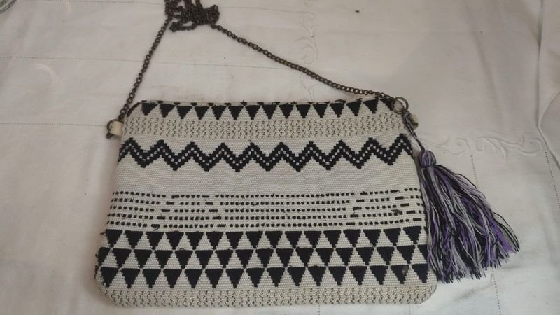 Cartera de mano de punto blanco y negro con bordado de cuentas doradas y borla gris - imagen 3
