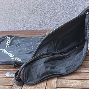Tres fundas para raquetas de tenis marca Babolat con cierres y correas; usadas, con señales de uso. - imagen 3