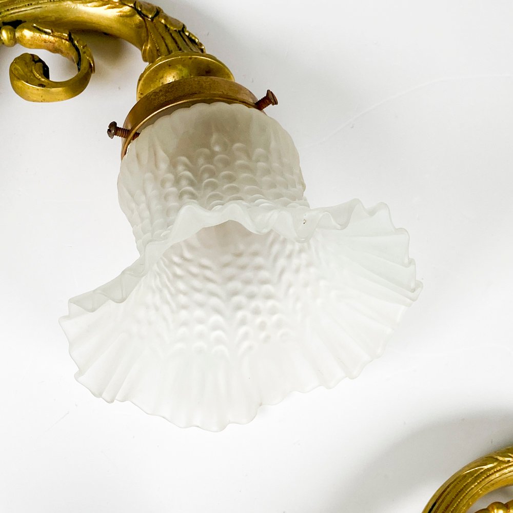 Dos apliques de bronce con tulipas para decorar - imagen 2
