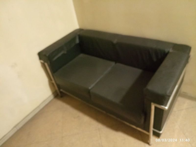 Sofá de Cuero Negro con Dos Almohadones - imagen 2
