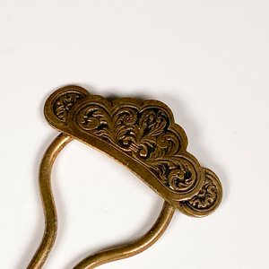Dos Pinchos de Pelo Antiguos con Detalles Ornamentales - imagen 4