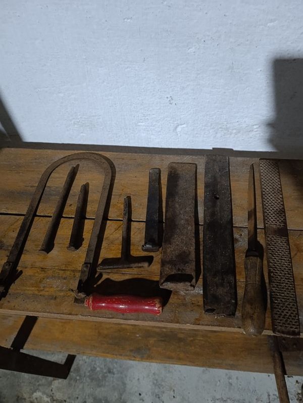 Lote de Herramientas Manuales Varias: Sierra, Escofina, Punzones y Cortafierro