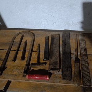 Lote siguiente: Lote de Herramientas Manuales Varias: Sierra, Escofina, Punzones y Cortafierro