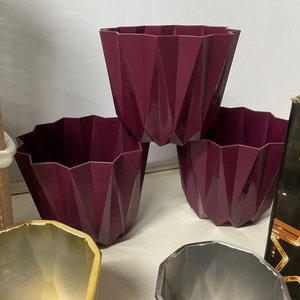 Lote de 9 Piezas: 2 Canastos Plásticos, 6 Macetas y Luces Estrellas - imagen 6
