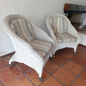 Par de Sillones de Mimbre Blancos con Ruedas y Almohadones Rayados - imagen 2