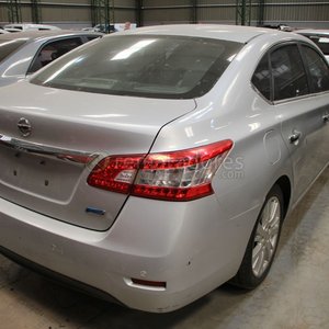 Nissan Sentra Sedán Plateado con Daños Frontales - imagen 2