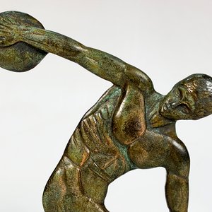 Escultura Discóbolo de Mirón en Metal sobre Base de Mármol Verde - imagen 2