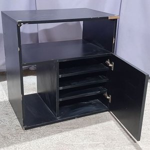 Mueble Auxiliar Negro con Estantes y Puerta - imagen 2