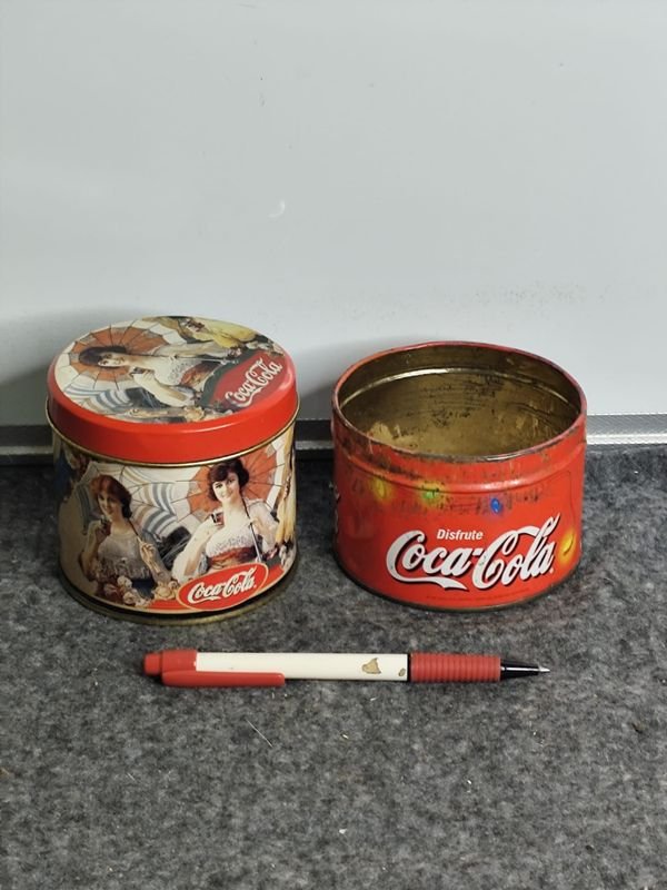Dos Latas Metálicas Decorativas Coca-Cola Vintage - imagen 1