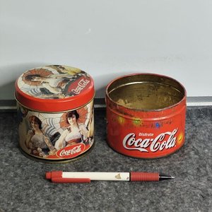 Lote anterior: Dos Latas Metálicas Decorativas Coca-Cola Vintage