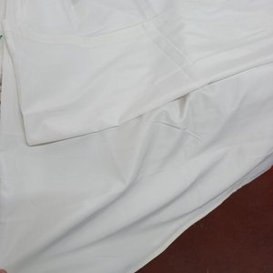 Lote de Textiles: Corte de Tela, Mantel Cuadrado Blanco, Cortina y Sábana de Cuna - imagen 7