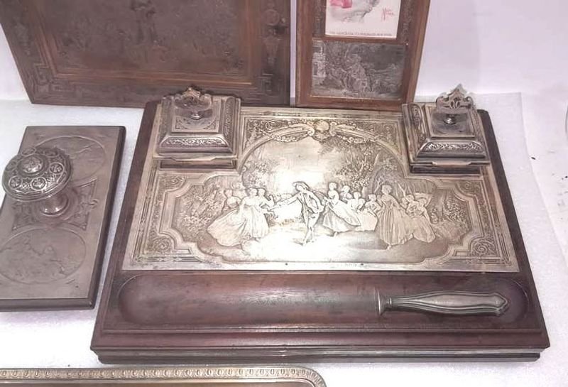 Escribanía Francesa del Siglo XIX con Gravados en Bronce - imagen 6
