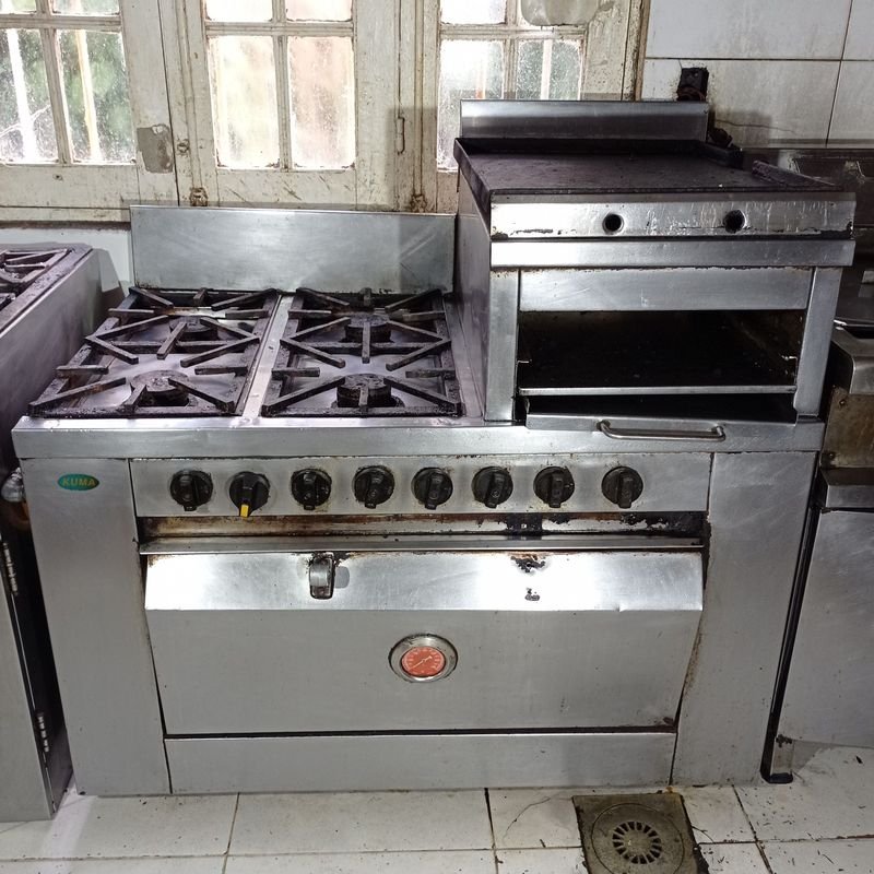 Lote siguiente: Cocina industrial Kuma con 4 hornallas y accesorios