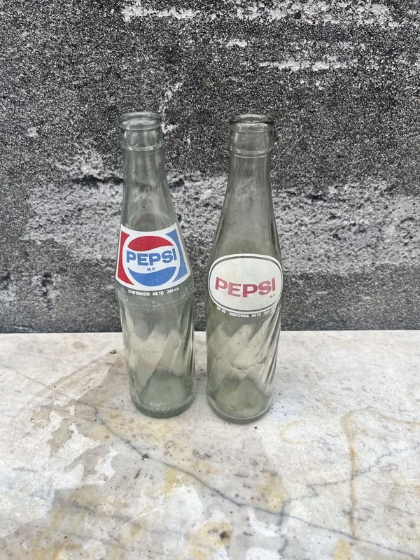 Dos botellas de Pepsi Cola vacías en excelente condición - imagen 3