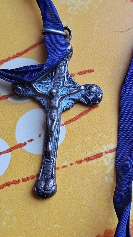 Lote anterior: Antiguo crucifijo con cinta azul de época