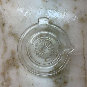 Lote de Bandejas Metálica y Plástica, Jarra y Exprimidor Manual de Vidrio - imagen 14