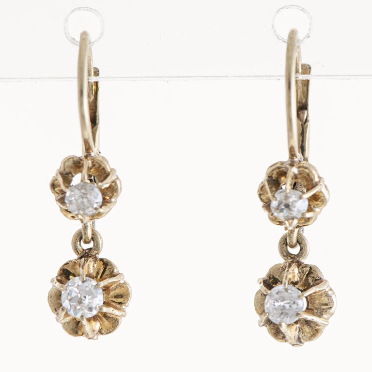 Lote siguiente: Pareja de caravanas de oro 18k con brillantes