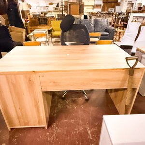 Lote siguiente: Escritorio de madera claro para oficina