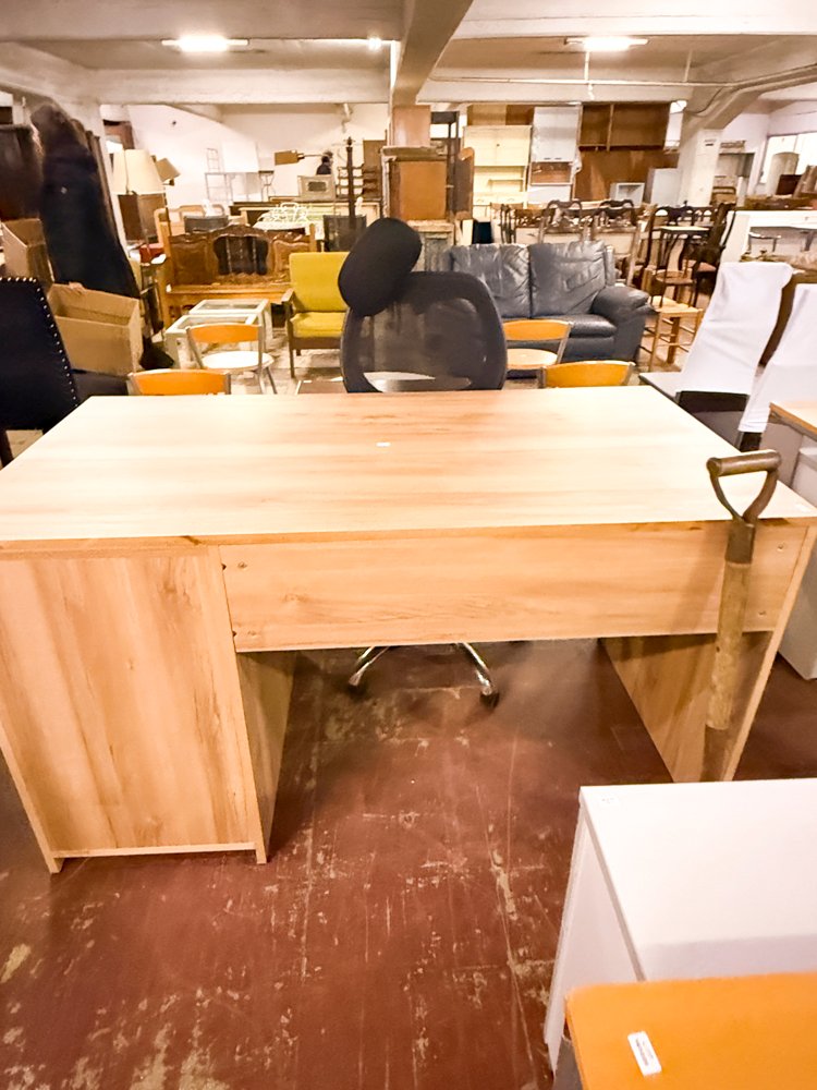 Escritorio de madera claro para oficina