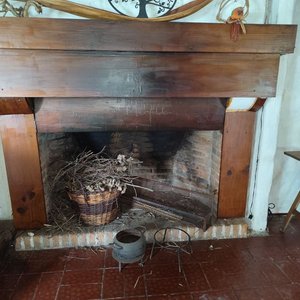 Lote siguiente: 2 Floreros de Cerámica y Canasto Decorativo