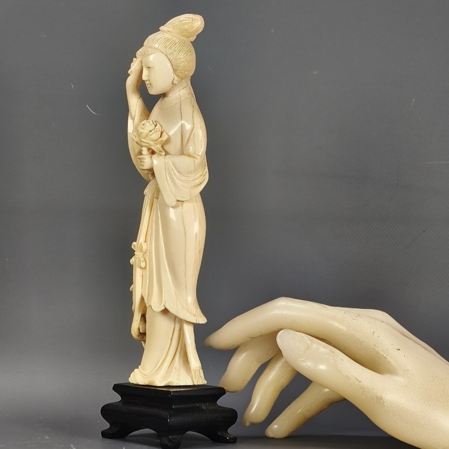 Figurina de Geisha en Madera con Marfil - imagen 3