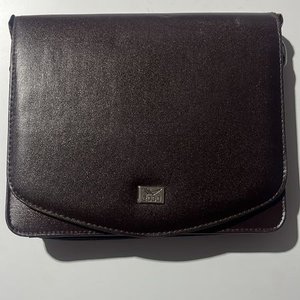 Lote anterior: Cartera Grande Marrón con Agenda y Logo Metálico