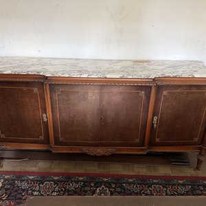 Aparador Antiguo de Madera con Tapa de Mármol y Detalles Incrustados - imagen 2