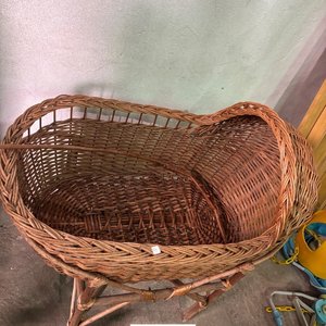 Cuna de mimbre antigua con base de madera - imagen 4
